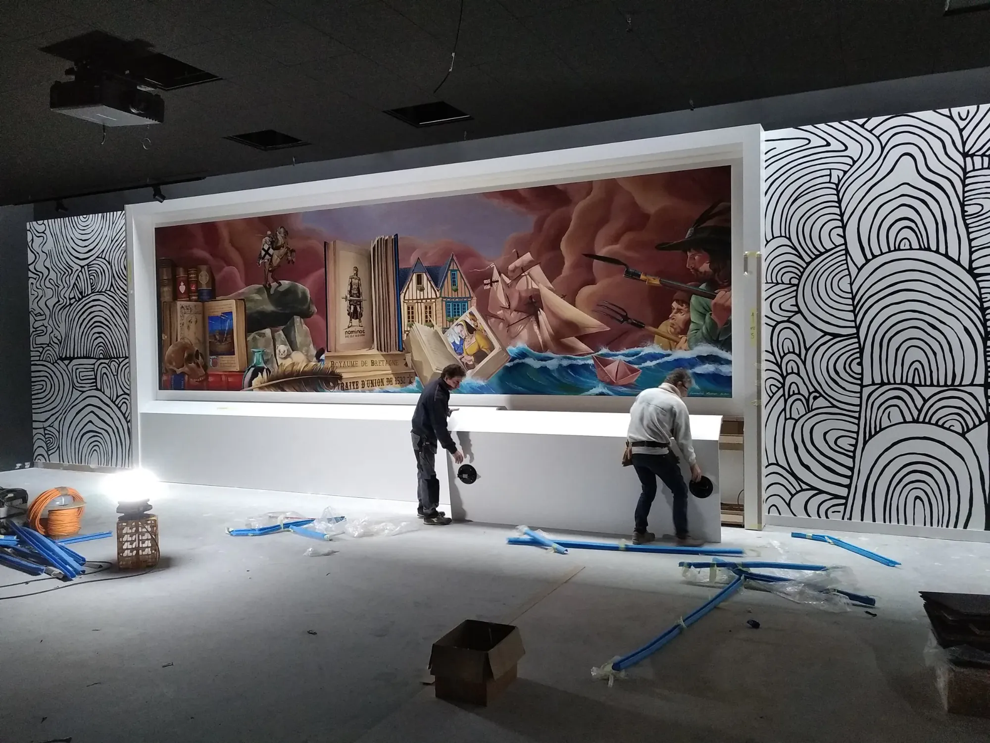 Pose d'une fresque marouflée sur toile, décor du Royaume de Bretagne dans un espace muséographique